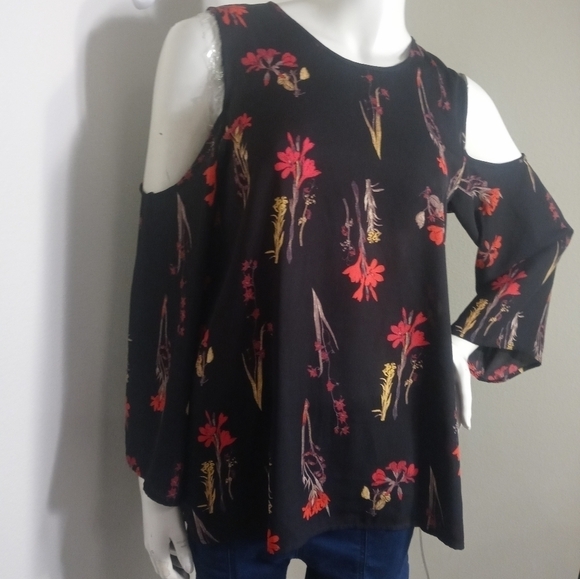 𝅺VINCE Camuto Cold Shoulder Floral Top Size Small - Picture 1 of 4